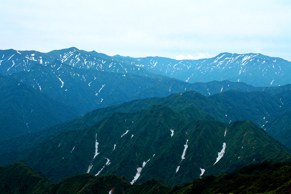 飯豊連峰を望む
