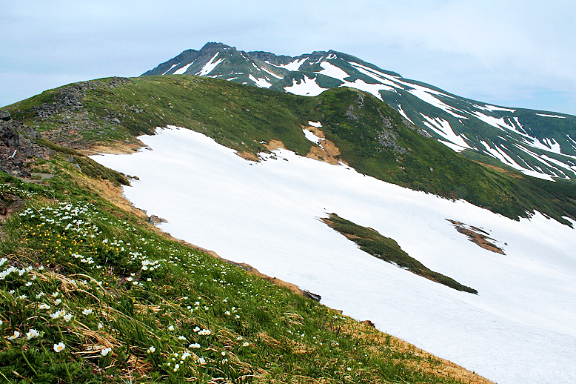 残雪の鳥海山