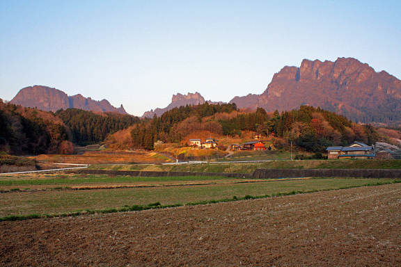 朝日に輝く妙義山